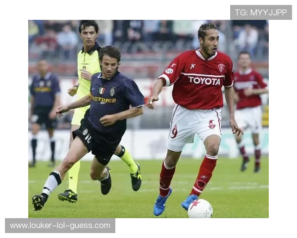 足球球星魅力大揭秘 从场上到场外的传奇人生与不为人知的故事